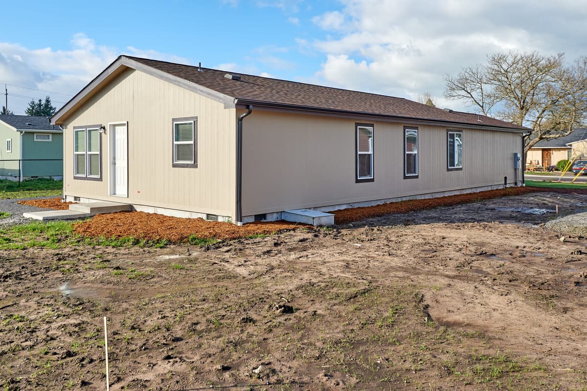 Manufactured home Lebanon Oregon side profile towards back